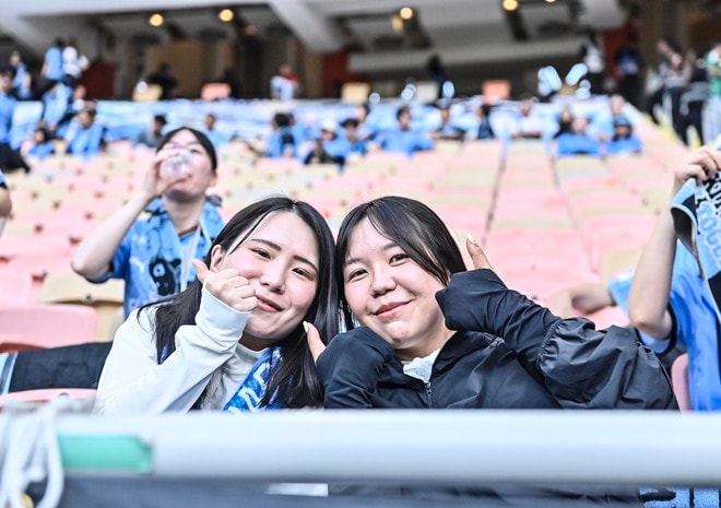 【サポーターアルバム】アジア青覇を果たすべく700人の川崎サポーターがACLE決勝に駆け付けた！ 現地で声援を送ったサポーター写真72枚「アル・アハリー川崎フロンターレ(2)」の画像067