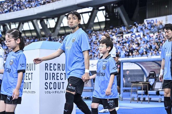 【サポーターアルバム(3)】G大阪戦での観客席＆入場時の川崎フロンターレのサポーター写真77枚！選手と手をつないだ子どもたちなど現地写真「川崎フロンターレーガンバ大阪(3)」の画像006