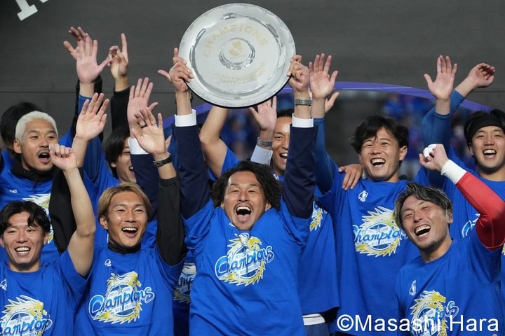 【｢サッカー批評｣選出！J2ベスト11】2025のJ2を盛り上げた11人！ボランチには元日本代表のツワモノと｢陰のMVP｣を配置！FW部門では優勝の立役者も外せない！【MF＆FW編】