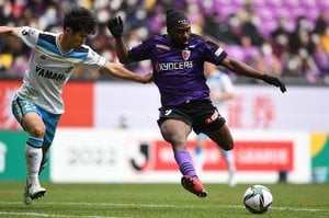 京都サンガ「得点ランキング1位」38歳FWピーター・ウタカが見せた「クライフターン」ゴール!!Jリーグ公式が「ノールックを強調」編集で話題に【動画】の画像