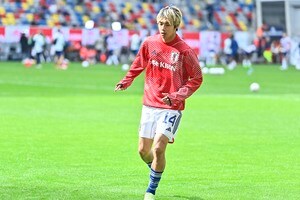 「頭ポンポンしてるの可愛すぎる!!」伊東純也が1G2Aの試合後、勝利に盛り上がるロッカールームでの「頭ポンポン映像」が話題に！ 興奮するチームメイトの横での笑顔姿の画像