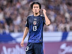 「ゴールセレブレーションおもしろすぎる」中村敬斗の今季6点目と「その後」に注目集まる！「やばい、めっちゃ引っ張られてる」「普通ならケガしてるよ」などの声の画像