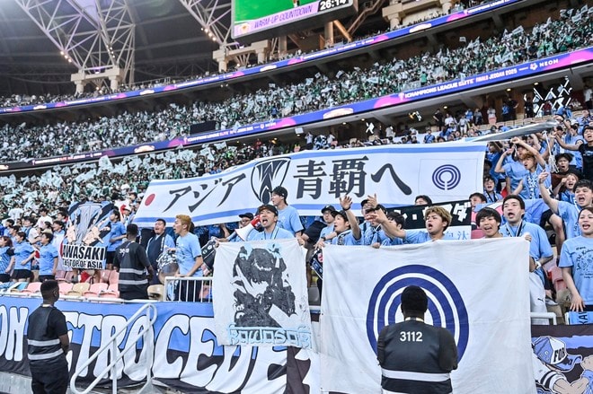 【サポーターアルバム】サウジアラビア・ジェッダ開催のACLE決勝に川崎サポーター700人が集結！ 現地で声援を送ったサポーター写真78枚「アル・アハリー川崎フロンターレ(1)」の画像064