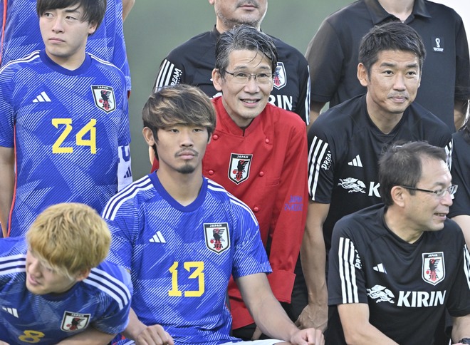 「ジンときてしまいました」サッカー日本代表帯同シェフが「レジェンド2人とのカタールW杯現地写真」公開！ 「悔しい想いを知っている人」のタグを付け、サムライブルーの歴史を感じさせるの画像