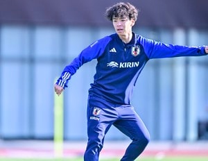 「黒柴！」日本代表活動中のファンタジスタ・伊藤涼太郎のベルギーでの“愛犬との私服散歩ショット”が大反響！「柴犬飼っている人に悪い人はいない」の声！の画像