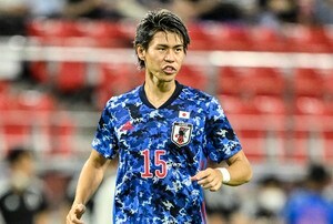 サッカー日本代表・橋本拳人がウエスカ合流を報告!! 「新ユニフォーム姿」公開に”古巣クラブレジェンド”が「青赤魂　Vamos！！」とまさかの激励！【画像】の画像