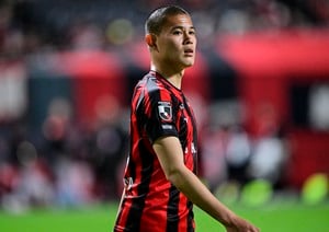 「移籍は寂しいけど」NMB48人気メンバーが応援する札幌から移籍する21歳FWとの「惜別2ショット」公開！ 身長差30cmの横並び写真の画像