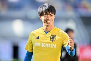 「三笘airpodsやめたの？」試合直前のブライトン選手登場の動画で、ファンの視線はサッカー日本代表・三笘薫のイヤホンに集中！ 「またぐちゃぐちゃ有線になってる」「有線イヤホンだ!!!!!やったね」など意外な反応の画像