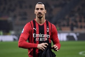 イブラヒモビッチが「超人的トレーニング」を再び披露!40歳の「ありえない腹筋運動」に「ジャッキー・チェンと同じことしてる」とファンも騒然【動画】の画像