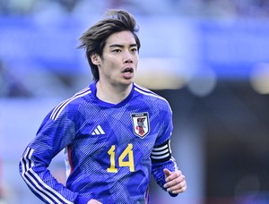 「爆イケすぎる」伊東純也のイナズマ感の増した“金髪＆日焼け”のワイルド＆キュートな来日映像に反響！「笑顔が眩しい」「ちょっと日焼けした肌に金髪が似合う!!」の声の画像