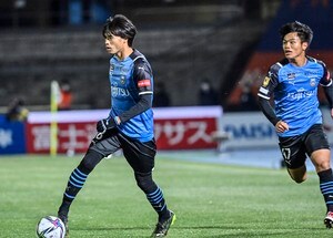 「ついにきた!!!」J1川崎に3日連続の“謎の練習生”として三笘薫の「アンカーウエア姿」公開！「写真だけで伝わる人気者感笑」「肩組んでるのもエモい」とファン興奮の画像