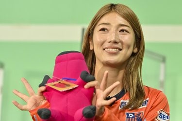 胸元”にも視線…｢やけに美人｣キリッと“顔面変化”の元ヤングなでしこ大宮
