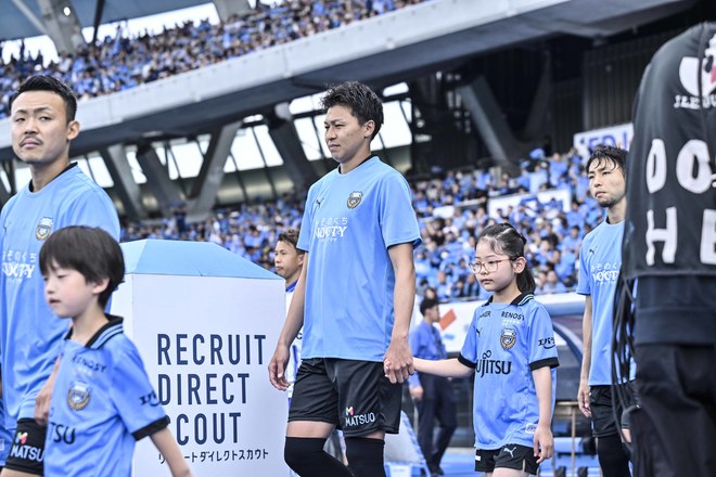 【サポーターアルバム(3)】G大阪戦での観客席＆入場時の川崎フロンターレのサポーター写真77枚！選手と手をつないだ子どもたちなど現地写真「川崎フロンターレーガンバ大阪(3)」の画像071