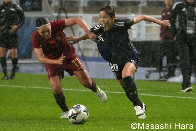 ドリブルで前を目指した「ベレーザ19歳」、ゴールを死守した「秋田美人DF」、檄を飛ばした「美しすぎる10番」、雨天の激闘後…キャプテンは天を仰いだ【日本代表vs中国代表】PHOTOギャラリーの画像