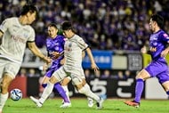 「髪の毛どうしてん!」戦線離脱中のG大阪DF半田陸の“近影ショット”が話題沸騰!「韓流スターみたい」「昔の銀幕スター」「さっぱりした板前さん感」など大喜利状態の画像
