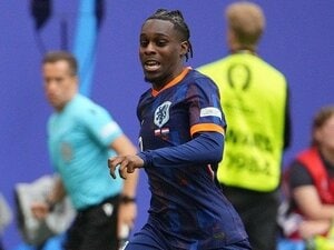 ｢柱級の選手集めててヤバすぎ｣負傷離脱中のイングランド代表が『鬼滅の刃』無限城編のプライベート試写会ショット公開！ 善逸キーホルダーもぶら下げる私服ショットの画像