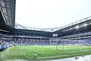 「いいシーンだ」「これ見て泣いたわ」現役最後のピッチを去る青山敏弘を迎えた遠藤保仁氏、レジェンド2人の抱擁シーンに反響！「こーゆーのがサッカーの魅力だな」の声の画像