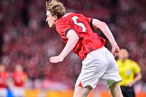 「か、か、か、カッコいい～」J1浦和・助っ人のスーツ“モデルショット”にファン興奮！「カッコよすぎて保存した」「ミュージカル始まるんかと思った」などの声の画像