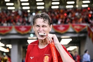 「男前はどの季節でも絵になりますね」名古屋FWユンカーの秋旅“紅葉ショット”が話題！「香嵐渓かな？めっちゃ綺麗」「ユンカーに紅葉。ステキなコラボ」などの声の画像