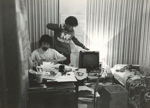 ブエノスアイレスのサッカーマガジン編集室。ここから毎日原稿を出した。立っているのは千野圭一さん。