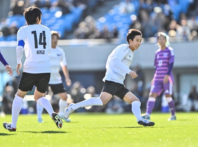 「パパそっくり！」元川崎・中村憲剛が引退試合で息子・龍剛とピッチ共演し、「立ち姿からボールを蹴る時のフォームまでお父さんそっくり」と大反響！「生き写しすぎる」の声続々の画像005