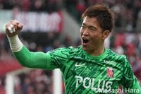 ｢さすが彩艶に正GKを譲らなかった男｣西川周作40歳、超絶ロングフィードで同点弾！ J1浦和を初勝利に導く神の左足に｢まじエデルソン｣｢アシストつかない!?｣