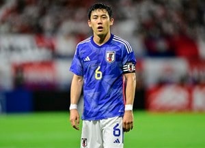 「エジプトの王から来てくれるの胸熱すぎる」リバプール加入の遠藤航とエースFWサラーの“初対面”動画が話題沸騰！「サラーと遠藤会話してるだけでニヤけるわ」の声の画像