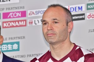 映像が歪んでいる⁉ 神戸ＭＦイニエスタ「角度を疑う驚愕の左足ゴール」の画像