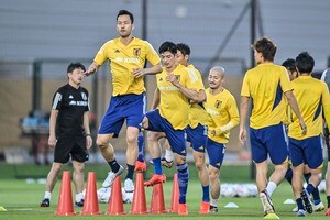 カタールワールドカップ開幕前日にサッカー日本代表がまさかのキャプテン交代⁉ 練習前の集合写真で起きた西シェフの衝撃早着替えに、ファンから「こういうのめっちゃ好き」「雰囲気よさげ」の声の画像
