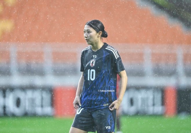 【塩越柚歩アルバム】E-1選手権最終戦で途中出場した「塩越柚歩の写真43枚」！ 雨に濡れながらも見せた華麗なプレー写真「なでしこジャパンー中国代表」の画像016