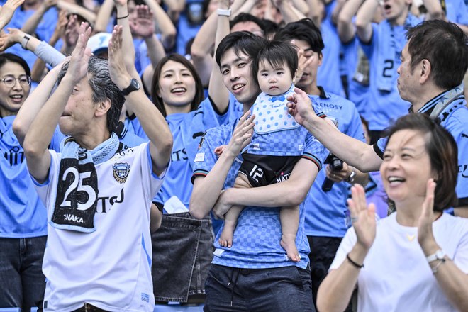 【サポーターアルバム】完封勝利後に笑顔＆万歳見せた「川崎フロンターレの試合後のサポーター写真83枚」！ ホーム連勝を熱狂的サポート「川崎フロンターレーセレッソ大阪」の画像034