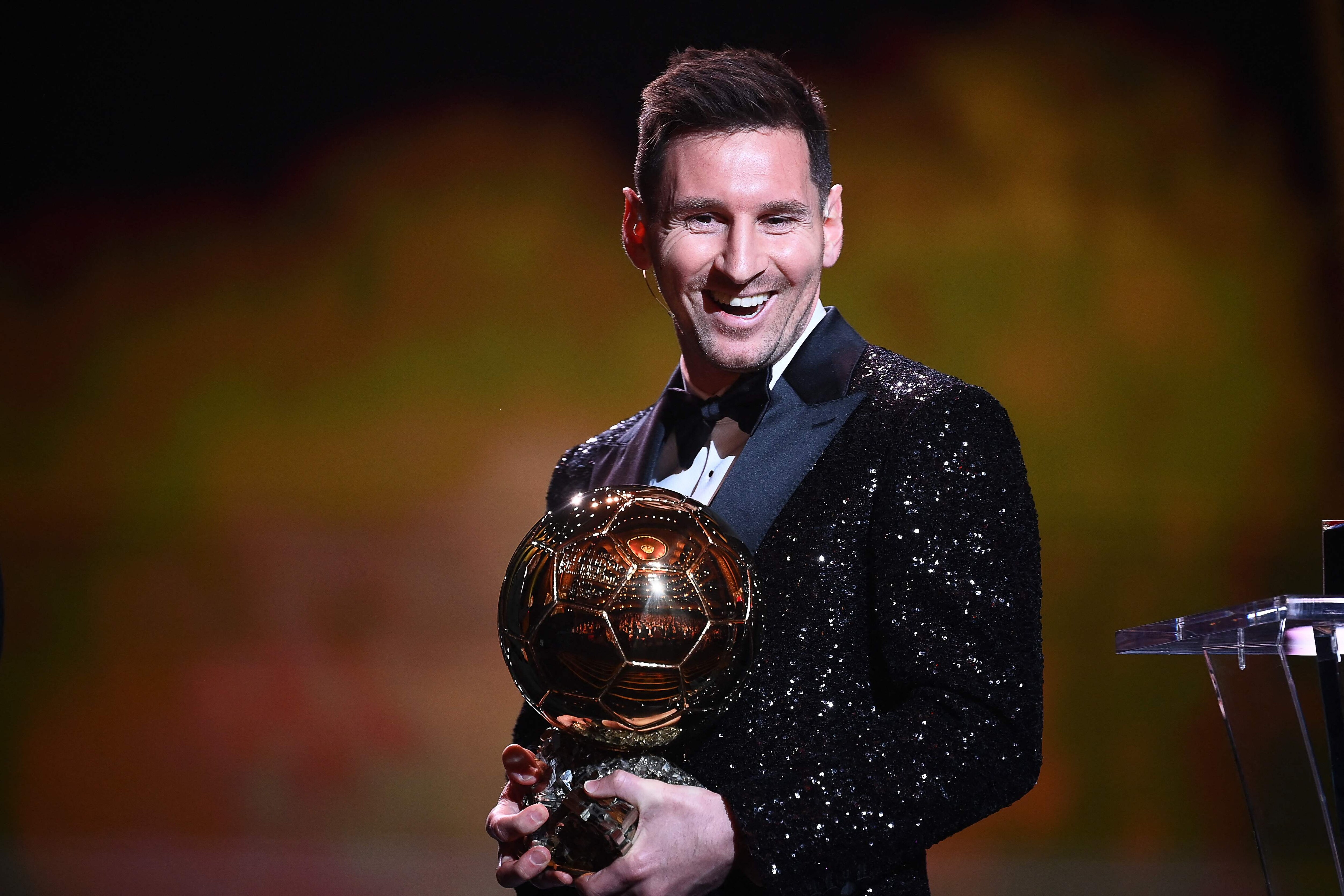 リオネル メッシが7度目の世界最優秀選手 バロンドール受賞 アルゼンチン代表で初タイトルを獲得 シーズン最高得点記録更新 レバンドフスキとの差は 動画 サッカー批評web リオネル メッシが7度目の世界最優秀選手 バロンドール受賞 アルゼンチン代表で初タイトルを獲得 シーズン最高得点記録更新 レバンドフスキとの差は 動画 サッカー批評web