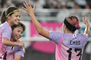 ｢サッカー界のレディー・ガガ｣なでしこウインガー遠藤純、“へそピ揺れる”爆イケビジュ公開！ピンク＆ブルーのド派手ヘアへのイメチェンに｢超かわいい｣の声の画像