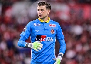 「早く契約を！」名古屋の新主将GKランゲラックの“フル装備”息子の凛々しい開幕戦入場シーンが話題！「顔だちそっくりだ」「戦う目をしてますわ」などの声の画像