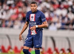 「もし警官がいたら犯罪者だと認識したはずだ」フランス代表FWキリアン・エムバペが「目出し帽姿」で大道芸を観覧する姿が撮影される！ 人混みの中でバレないように変装するも、「逆に怪し過ぎる」と話題にの画像