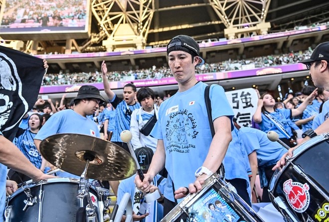 【サポーターアルバム】アジア青覇を果たすべく700人の川崎サポーターがACLE決勝に駆け付けた！ 現地で声援を送ったサポーター写真72枚「アル・アハリー川崎フロンターレ(2)」の画像055