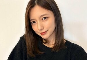 ｢お茶目なポーズ、めっかわ｣元日本代表の鹿島アントラーズ柴崎岳の美人妻、お忍びキャップ姿で｢子供と一緒｣家族でお出かけプラベショット｢カメラマンは岳さん｣｢幸せな笑顔｣の画像