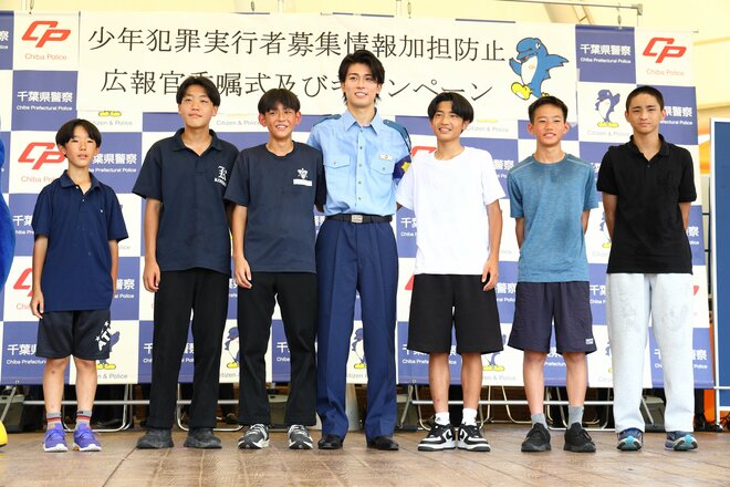 【画像23枚】中村敬斗の警官姿に｢カッコいい｣大歓声！千葉県警｢闇バイト防止｣イベント密着(2)革靴で神技リフティング！悩める中学生へ世界基準のアドバイスもの画像009