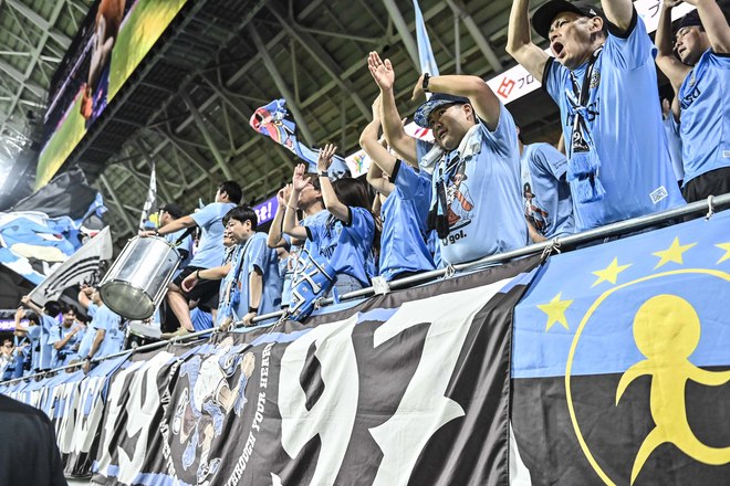 【サポーターアルバム】敵地で勝利を掴んだ川崎フロンターレのサポーター写真75枚！ 圧巻の応援で勝ち越し導く「サンフレッチェ広島ー川崎フロンターレ」の画像069