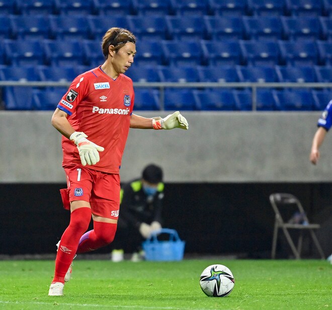 【超テクJ動画】GK東口順昭が驚愕プレー! 1点ビハインドで見せたロングミドルシュート!の画像
