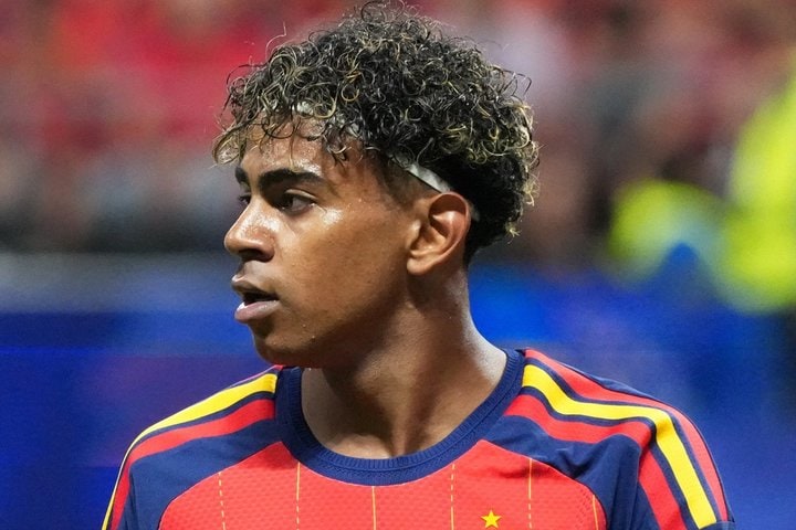 【W杯】｢マジかわいいw｣ヤマル18歳の3歳弟が大型スクリーン登場＆スペイン勝利に大ハシャギ！｢良い顔するよねぇ｣｢最優秀サポーターだろ笑｣至宝もメロメロに