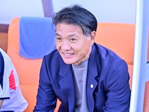 「泣いちゃうのポイチさんそっくり」昇格を決めたJ2磐田・横内監督がインタビューで「選手のことを思って涙」！「好きだなぁこういう監督」「人柄“も”最高」と絶賛続々の画像
