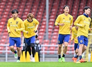 フランクフルト・長谷部誠がサッカー日本代表の練習にフル参加！ 森保一監督と話し込む場面、ゴール運搬、居残り練習など、カタールW杯直前のチームで存在感発揮！の画像