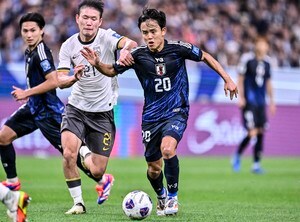 「服装がもう場違いで草生える」日本代表と中国代表とのW杯最終予選の関係者席に並ぶ「全身タイツ姿の人気ユーチューバー」が話題に！「1人だけ全身タイツだけど!!」とツッコミの声の画像