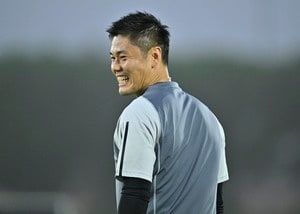 「いつ見てもいい写真」川島永嗣と長谷部誠の“機内スーツ＆肩組みユニ＆サンタ帽”のツーショットにファン感涙！「最高の心友」「素敵なお二人の笑顔が大好き」の声の画像