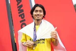 ｢しかおの親戚かな？｣ホッフェンハイム加入の日本代表DF町田浩樹が抱き締めたのは“ポケモン御三家”ではなく…！｢鹿をやっぱり選ぶのね｣｢愛が詰まりまくってる｣の声の画像
