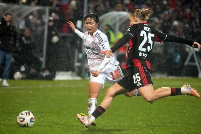 なでしこ至宝からスマイルクイーンへ！谷川萌々子“雨天の激闘”！｢奪い取る｣｢競り勝つ｣｢突破する｣無双プレーで完勝！試合後の｢弾ける｣笑顔が超キュート！【フランクフルトvsバイエルン】PHOTOギャラリーの画像013