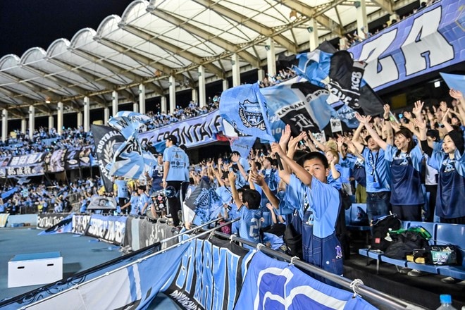 【サポーターアルバム】水曜開催の横浜FC戦に2万人が駆け付けた川崎フロンターレのサポーター写真47枚！ 勝利後の笑顔ショット「川崎フロンターレー横浜FC」の画像038