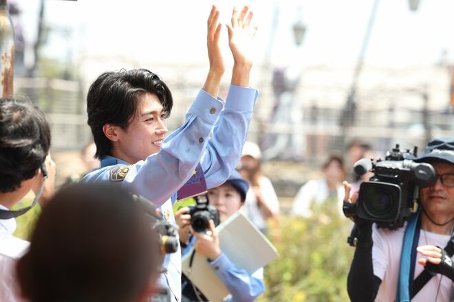 【画像23枚】中村敬斗の警官姿に｢カッコいい｣大歓声！千葉県警｢闇バイト防止｣イベント密着(2)革靴で神技リフティング！悩める中学生へ世界基準のアドバイスもの画像023