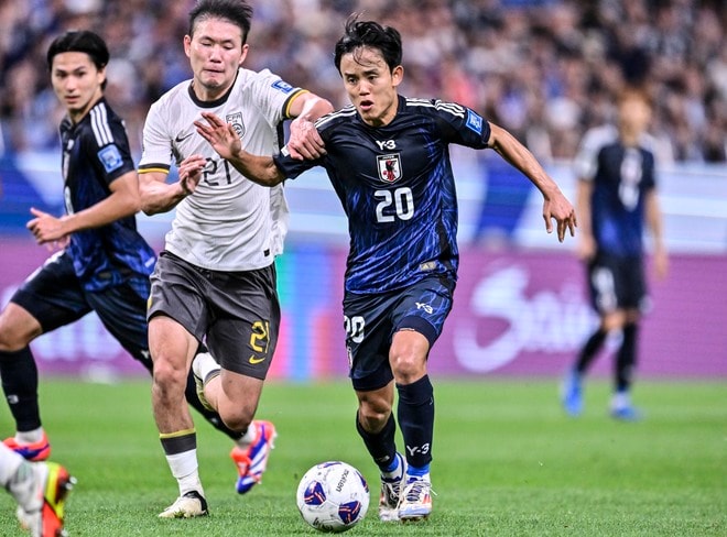 「服装がもう場違いで草生える」日本代表と中国代表とのW杯最終予選の関係者席に並ぶ「全身タイツ姿の人気ユーチューバー」が話題に！「1人だけ全身タイツだけど!!」とツッコミの声の画像